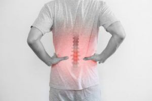 Soulager le mal de dos chez les seniors, symptômes et prévention